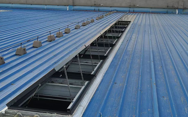 某城市大型商业综合体中庭镇原排烟窗工程