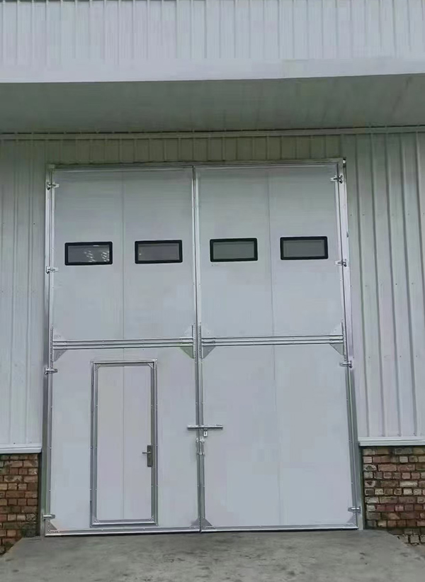 镇原工业门在设备装配车间出入口的实施记录